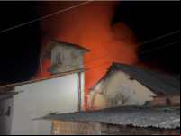 Incêndio começou por volta das 23h da noite desta segunda-feira (2/6)