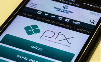 Pix é o pagamento instantâneo brasileiro. O meio de pagamento criado pelo Banco Central (BC) em que os recursos são transferidos entre contas em poucos segundos, a qualquer hora ou dia. É prático, rápido e seguro. 